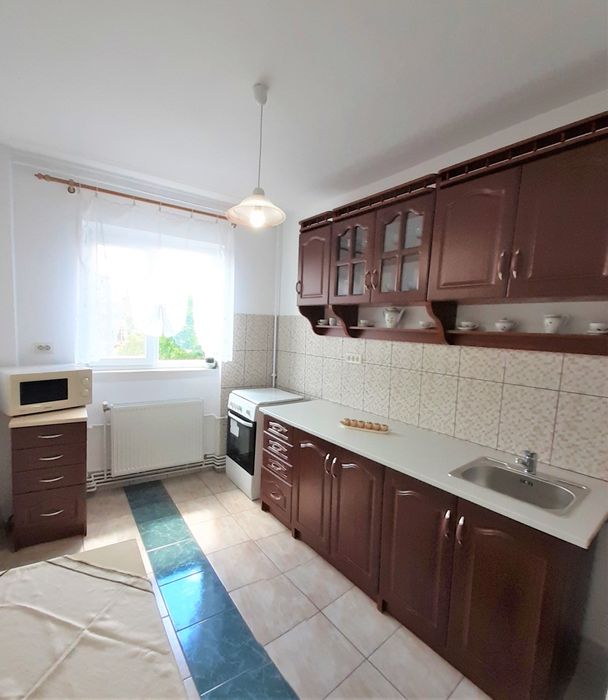 Inchiruez apartament 2 camere pe principala lângă stadionul UTA etaj 1
