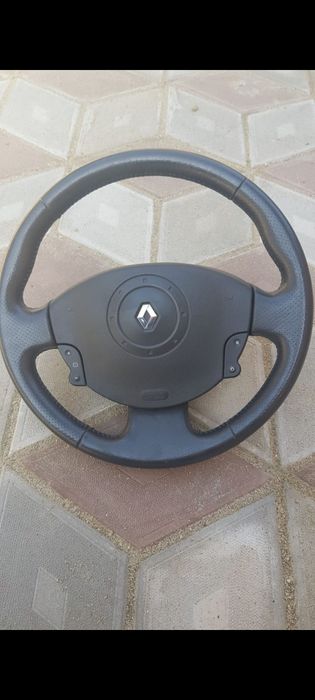 Volan Renault impecabil cu comenzi pilot
