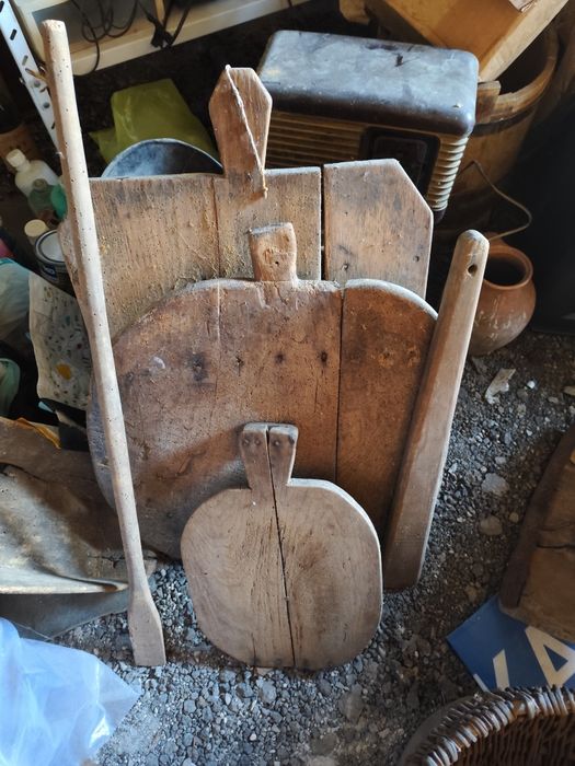 Стомни, гърнета, совалки, вретена, скрипали, куфари и д-р.