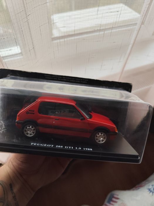 Vând macheta Peugeot