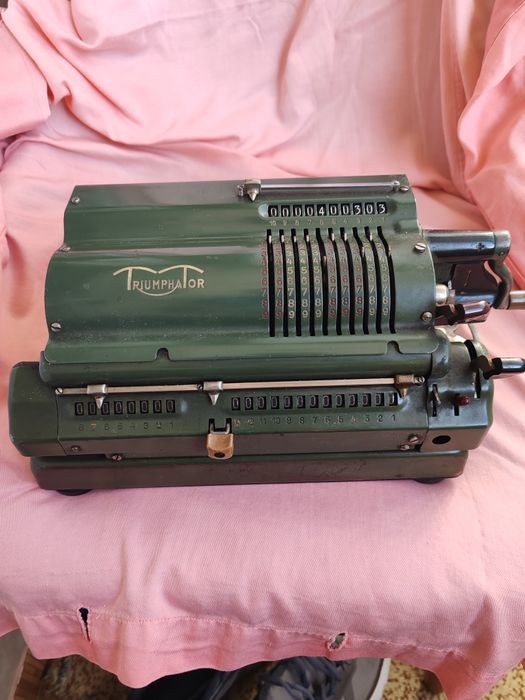 Mașina de calcul vintage  triumphator germania