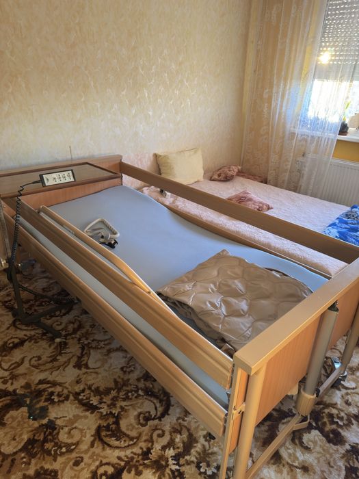 Специализирано подвижно болнично легло с антидекубитален дюшек