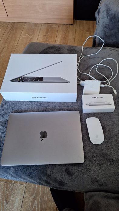MacBook Pro i5 si Magic Mouse 2