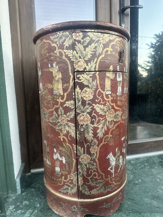 comodă rotundă în stil chinoiserie