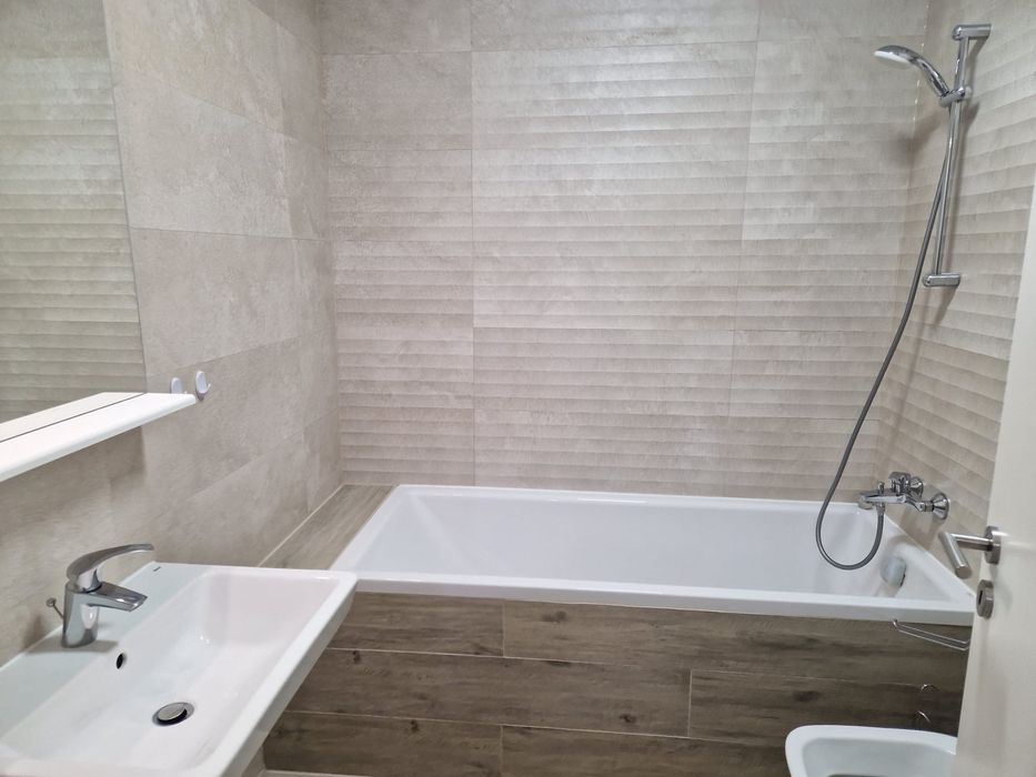 Închiriez apartament tip studio Coresi cu vedere la pietonala