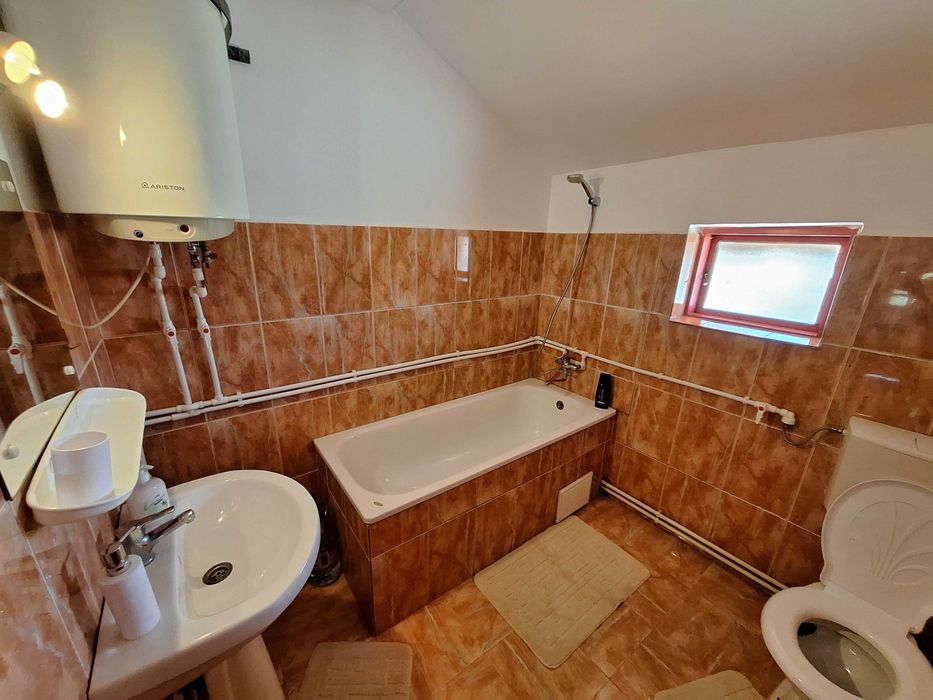 Inchiriez casa cu mansarda