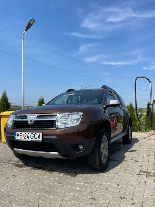 Vând sau schimb Dacia Duster