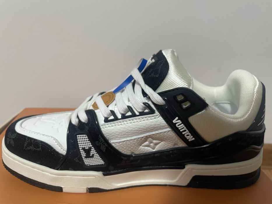 Adidasi Louis Vuitton trainers pe negru, marimea 42