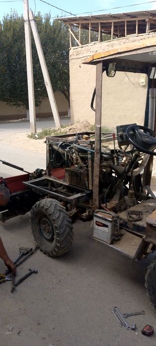 taraktor yuribturibdi