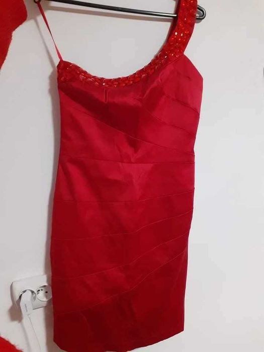 Rochie culoarea roșu marimea S-M lungime medie