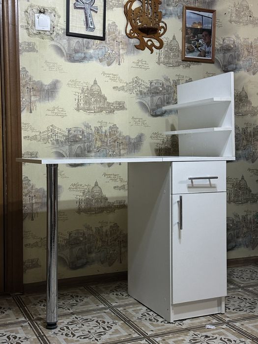 Маникюрный стол