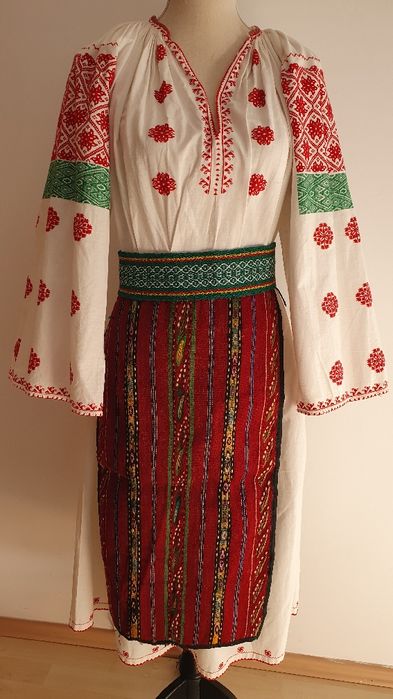 Costum popular (ie/camasa cu poale, catrinte/sorturi/fote)