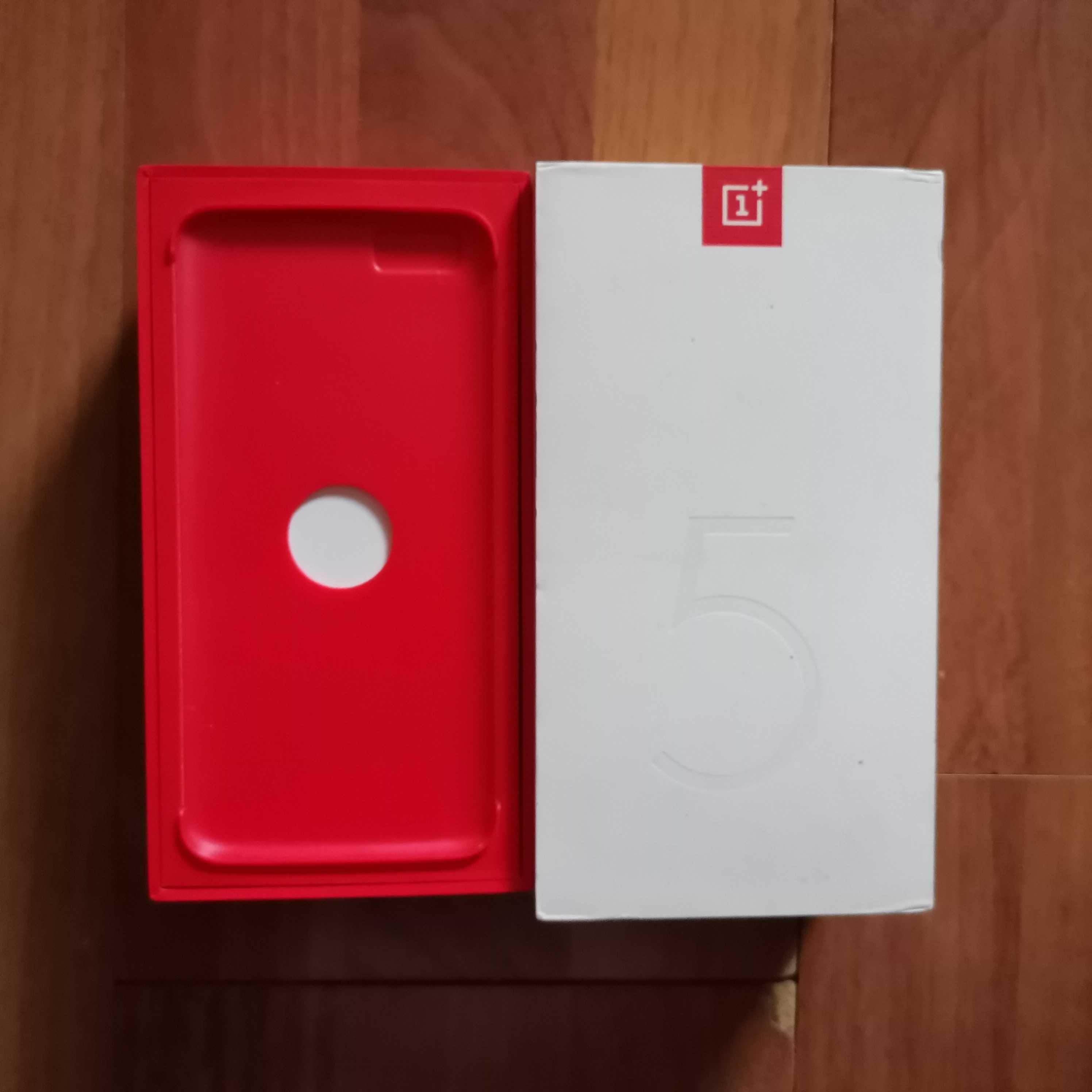 Cutii cu accesorii telefoane OnePlus 5 si Huawei Nova 5T