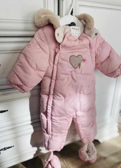 Combinezon Mayoral – 2-4 luni
Culoare: roz
Cu manusi si botosei detasa