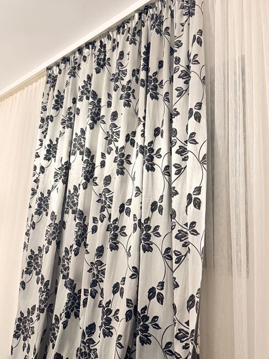 Draperii gri cu negru