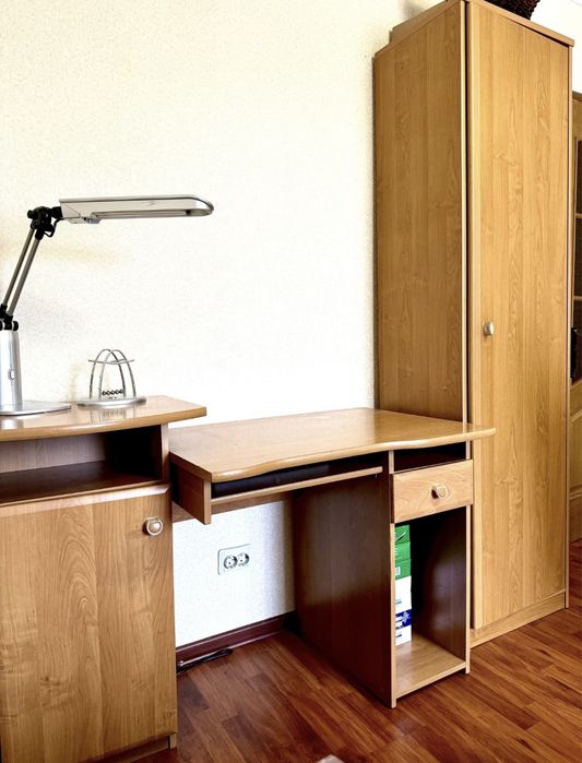 Продам стол с тумбочкой и пенал