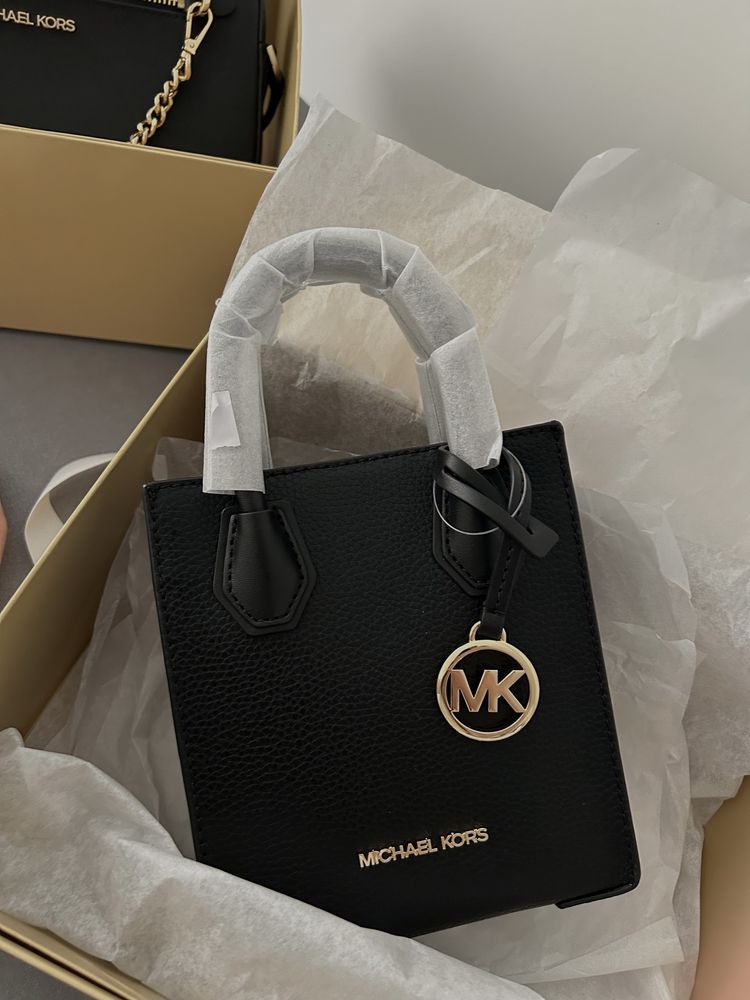 Черная мини сумка от Michael Kors