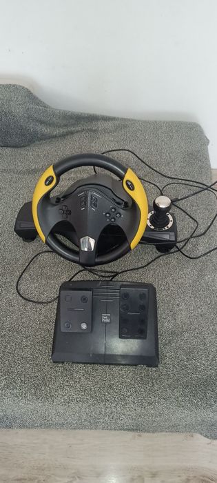 De vânzare PS4 pro 1T memorie , 3controlere , volan cu pedale