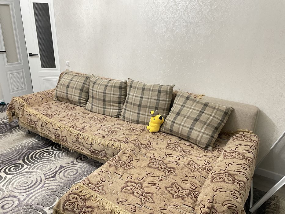 Продаеться диван вместе с подушками