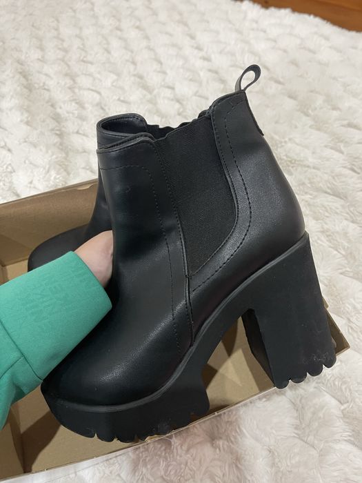 Черни боти на ток