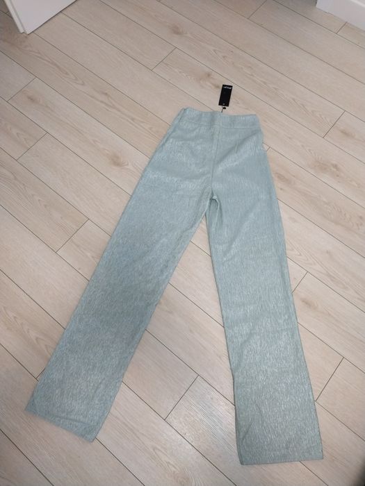 Pantaloni evazați cu talie înaltă