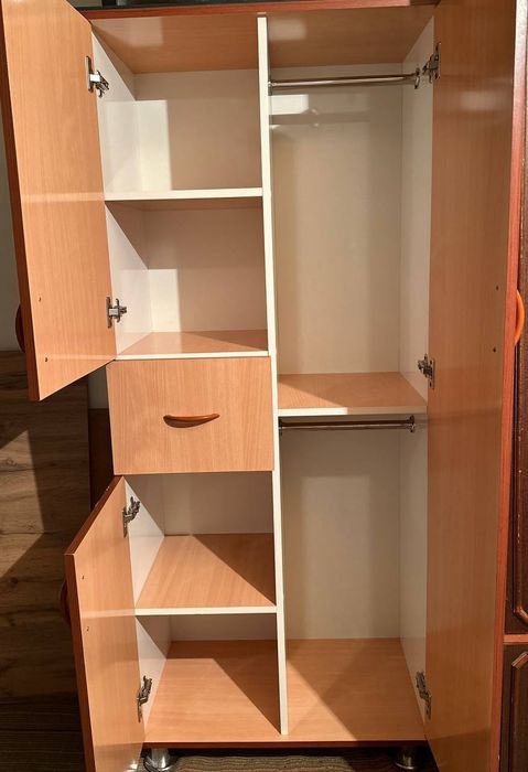 Bolalar uchun shkaf sotiladi.