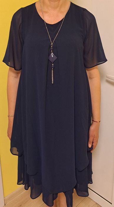 Продавам две рокли тъмно сини