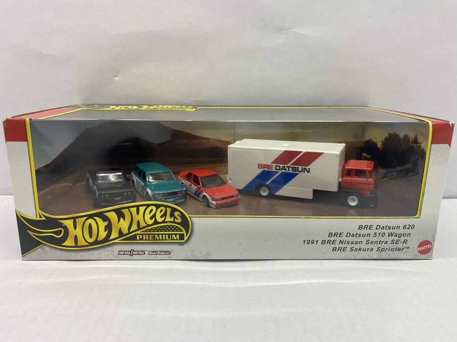 HOT WHEELS PREMIUM set 4 machete auto scara 1:64 Datsun Nissan dioramă
