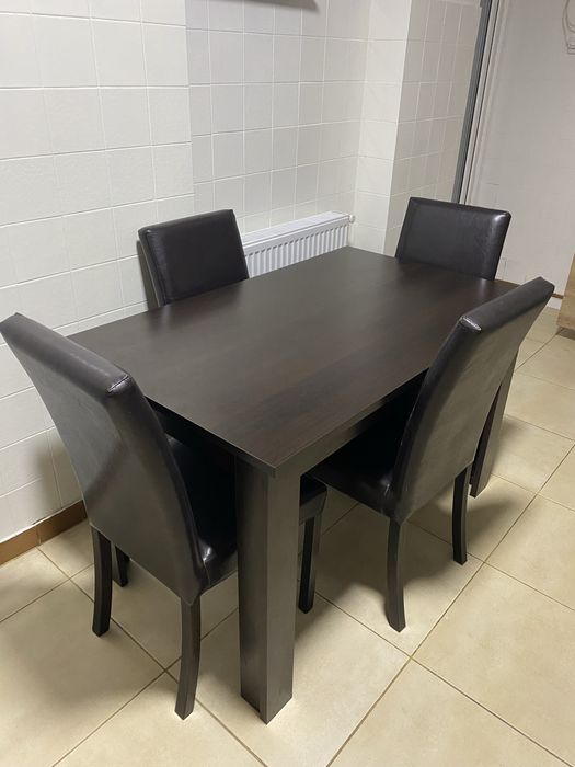 Masă cu patru scaune