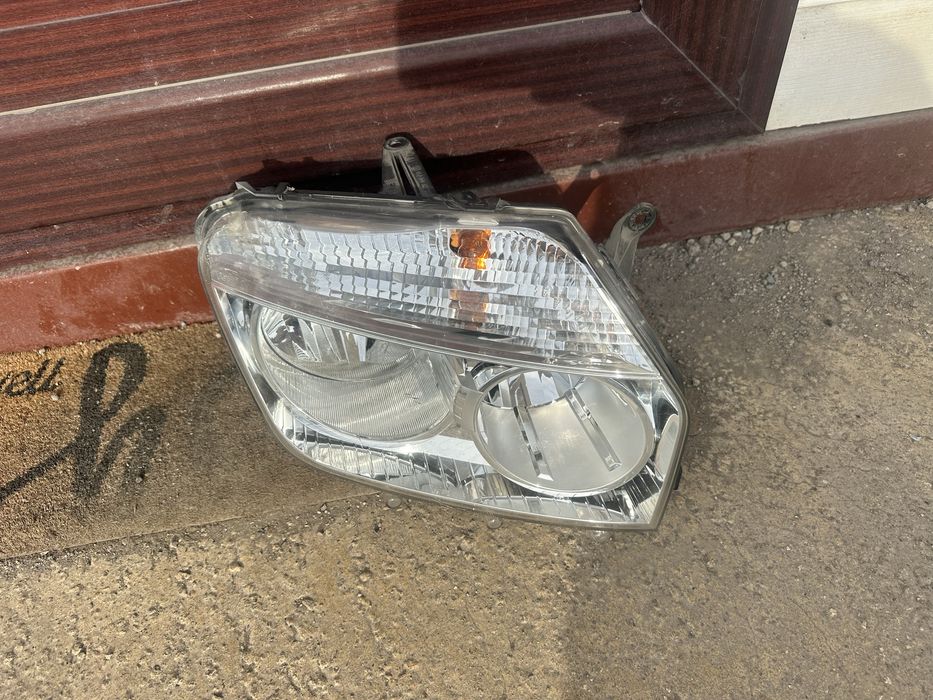 Фар десен за Дачия Дъстър