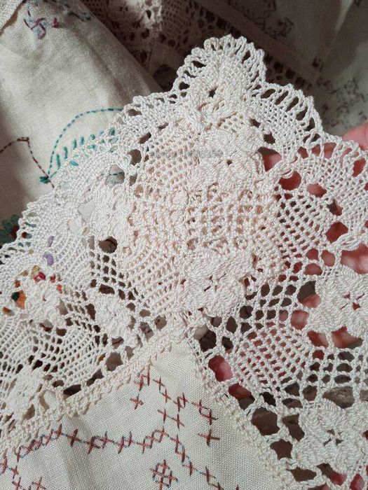 Старинна ръчно изработена покривка за маса с размери 164*125 см.