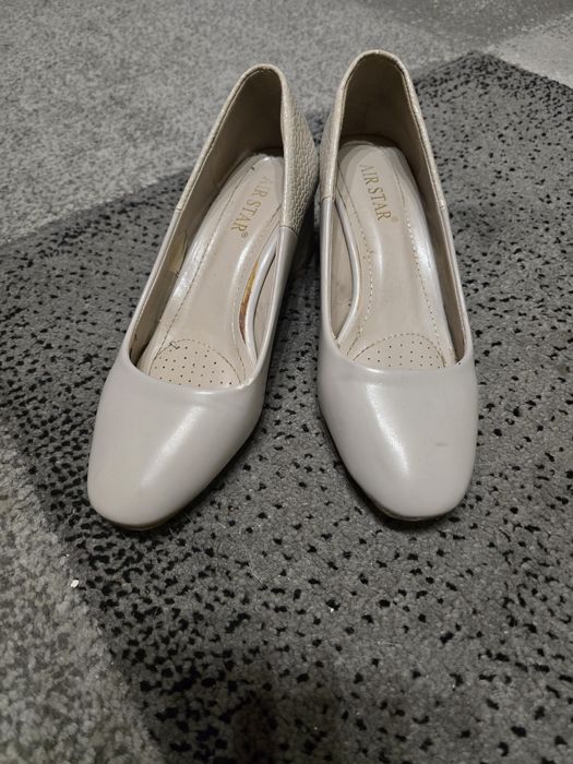 Дамски ежедневни обувки. Цвят светло сив.Подходящи за всеки ден.