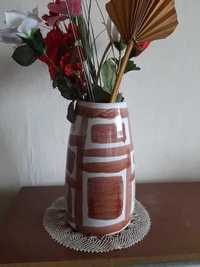 Керамична ваза в бяло и кафяво