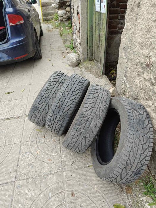 Зимни гуми 205 60 16 много добро състояние