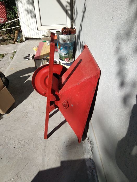 Ofer la vânzare zdrobitor și 4 damingene