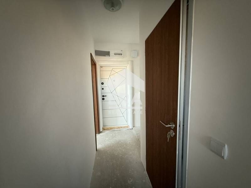 Четиристаен апартамент за продажба, с морска панорама и 5 паркоместа,