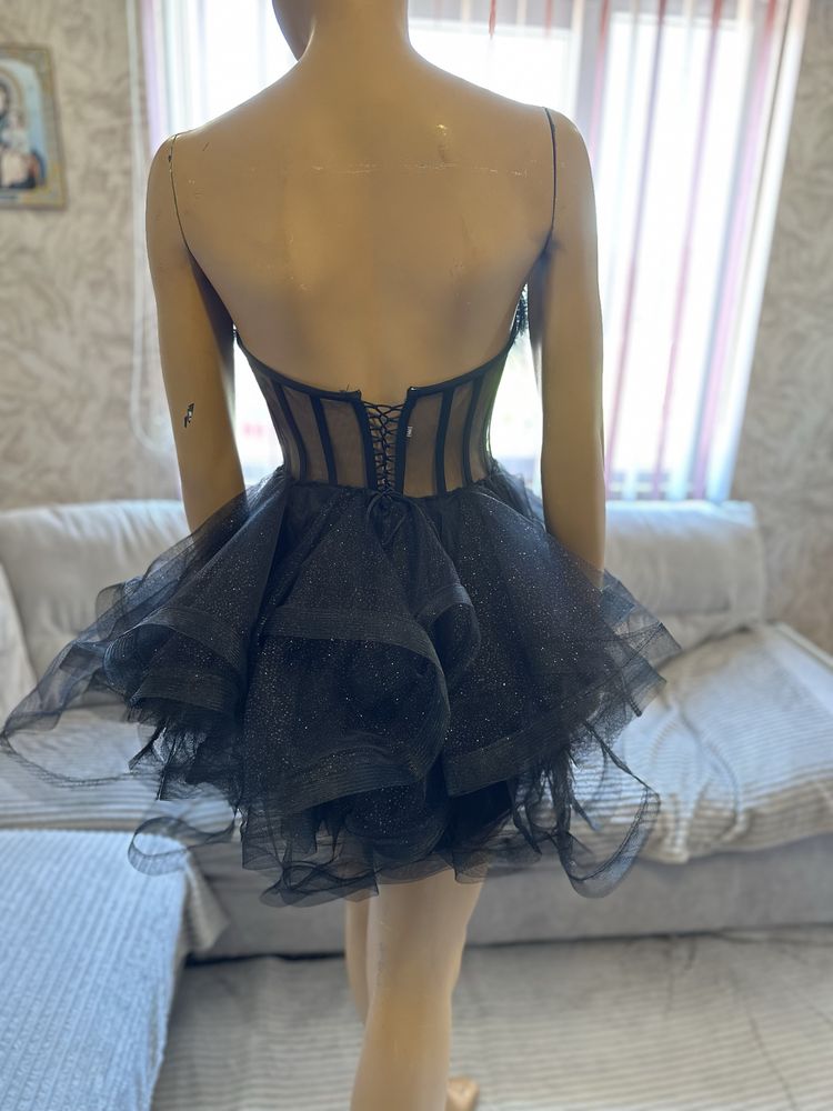 Официална къса рокля с тюл и пера закупена от бутик  black velvet