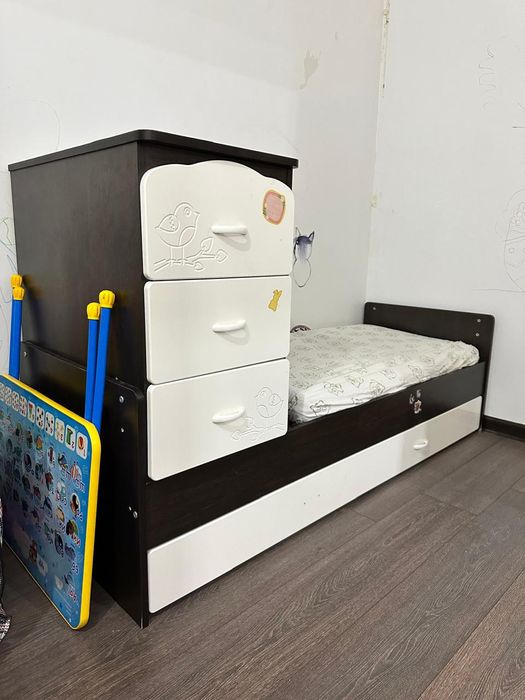Кроватка детская. Продам детскую кроватку с комодом.  До 5 лет.
