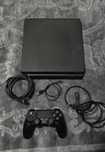 Vand joc ps4 slim 1 TB (playstation 4)+ un joc la alegere