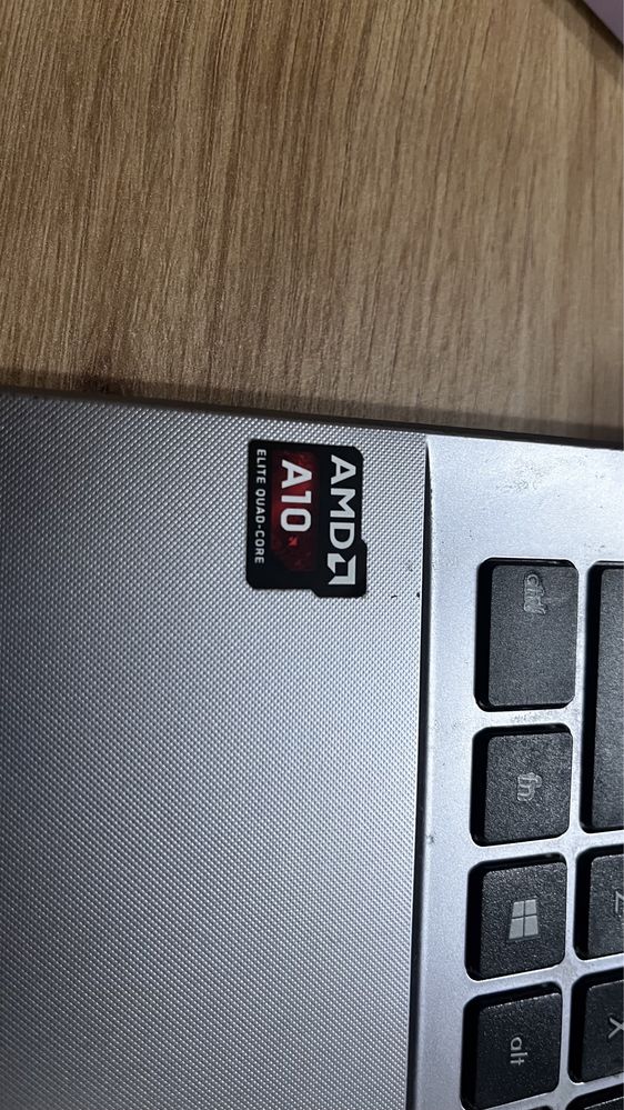 Продавам лаптоп Asus R510D