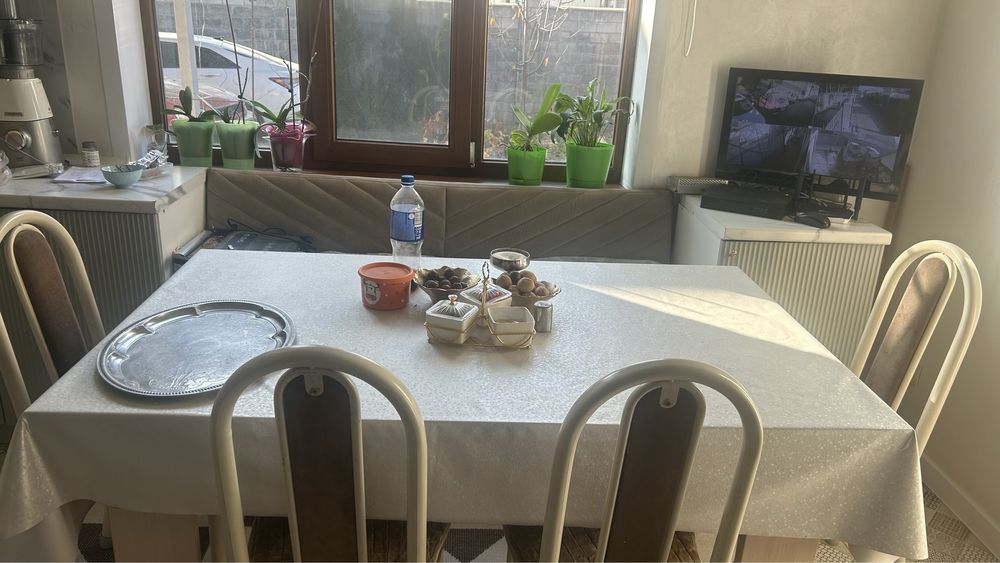 Продаем кухонный стол и 6 стульев