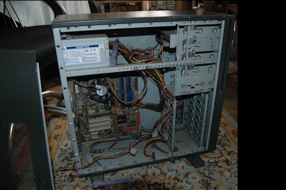 redus: Carcasa tower gigant pt. servere