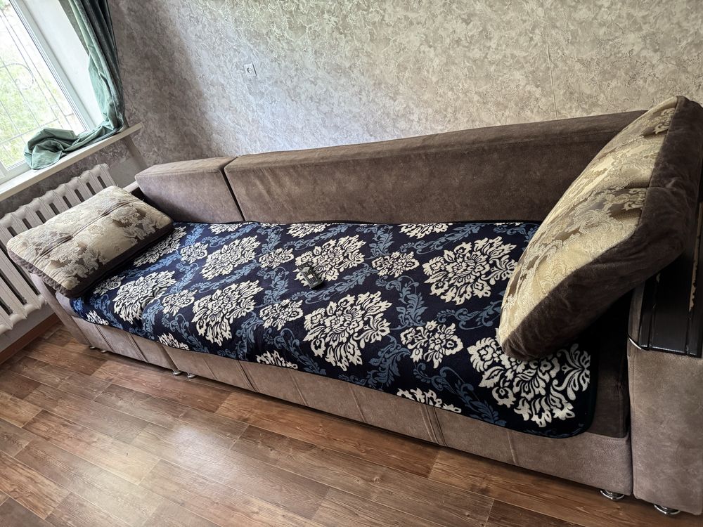 Диван б/у  продается в Пришахтинске