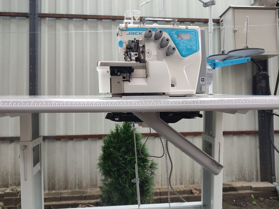 Masina de cusut /  surfilat : Jack/Model C4 , full automat
