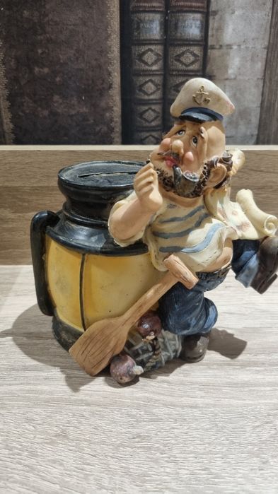 Касичка с моряк .