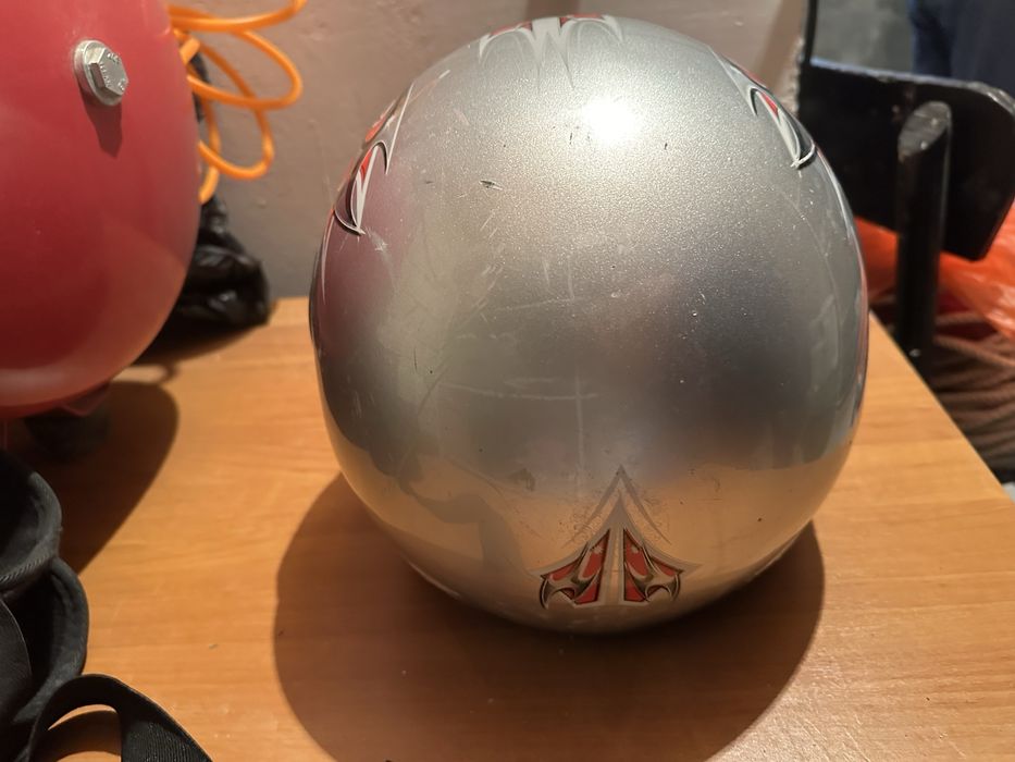 Продавам каска CNHF размер L