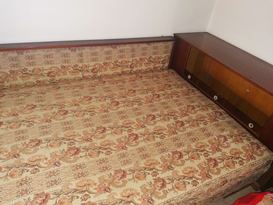 De vânzare,ofertă,pat cu somiera,bufet 3 usi și dulap 3 uși. Mobilă ve