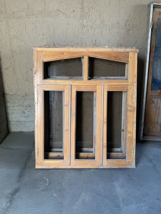 Srochna Eshik va Derazalar Sotiladi 1ta teraskasi ham bor Xolati ideal