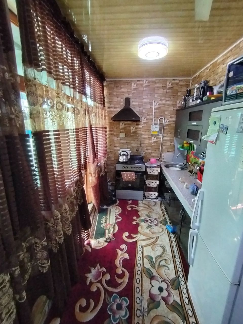 Уй сотилади! 1 этаж.2 хона 3 хона килинган.20.000$