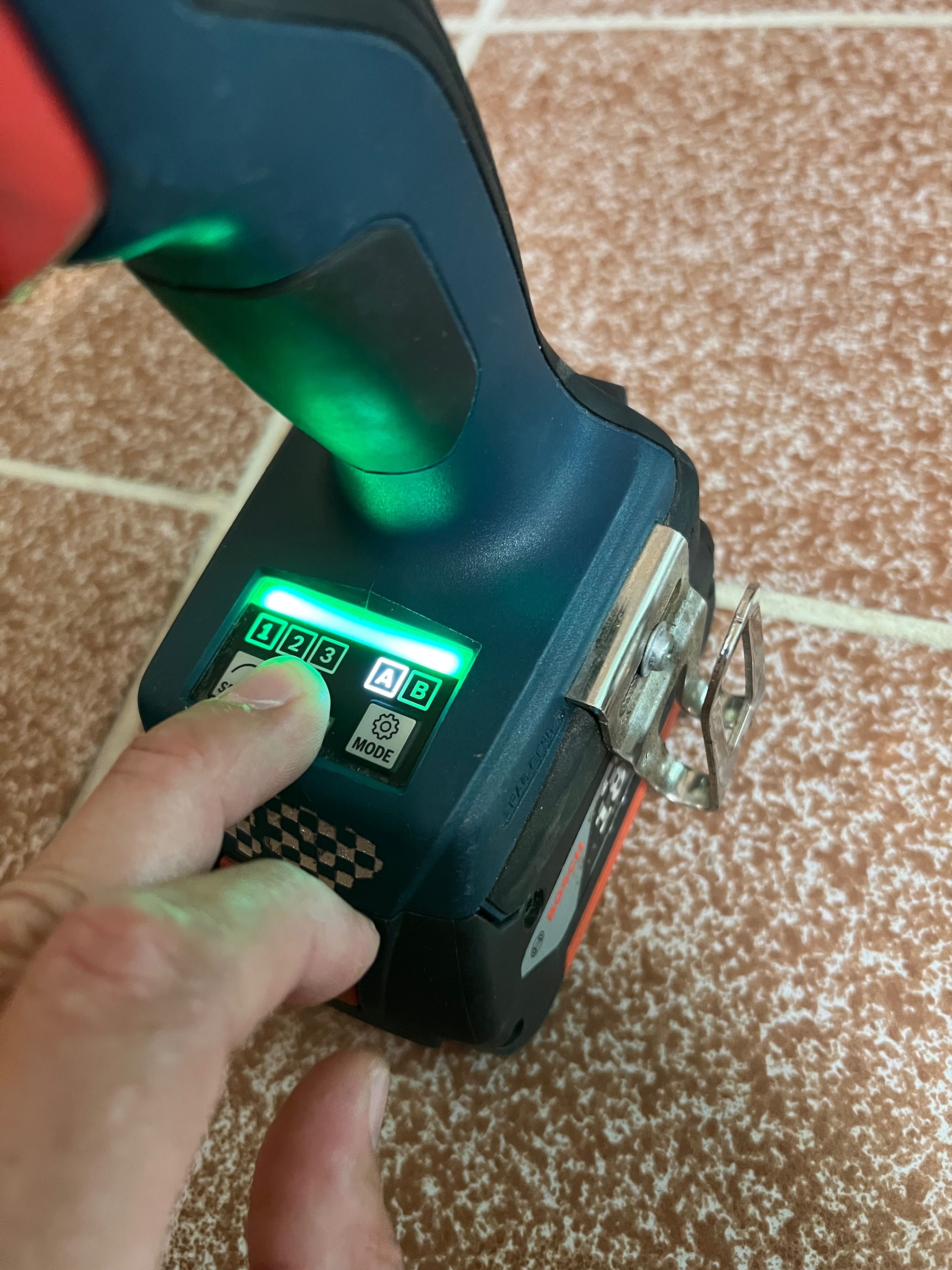 Безчетков акумулаторен гайковерт импакт Бош Bosch GDX 18V-210 C + 5А